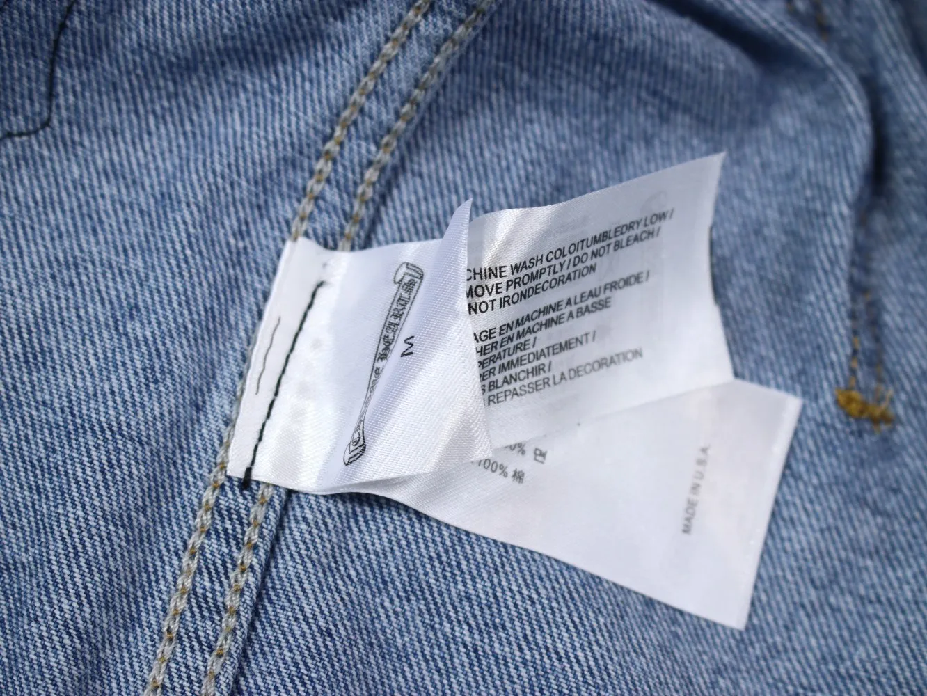 P330 high-quality Chrome Hearts Gradient Washed and Pasted Heavy Duty Leather Denim Jacket, a great style for couples [Top heavy industry fashionable design] Created in consistent high street luxury style, [Materials and craftsmanship] Needless to say, this point goes without saying. As an excellent craftsman brand, Zangyin’s requirements for details and craftsmanship are really perfect. The washed color of this model has gone through so many processes, not to mention the embellishment of denim appliques. It is also purely hand-made and sewn. Just like what they believe in, only hand-made things have soul and have the meaning of wear. A top-notch heavy-duty fashionable denim item, I look forward to your perfect interpretation! !  Size: M-XL (Details in Figure 9) Color: Blue
